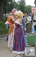 Девушки в костюмах екатерининского периода в Царицыно